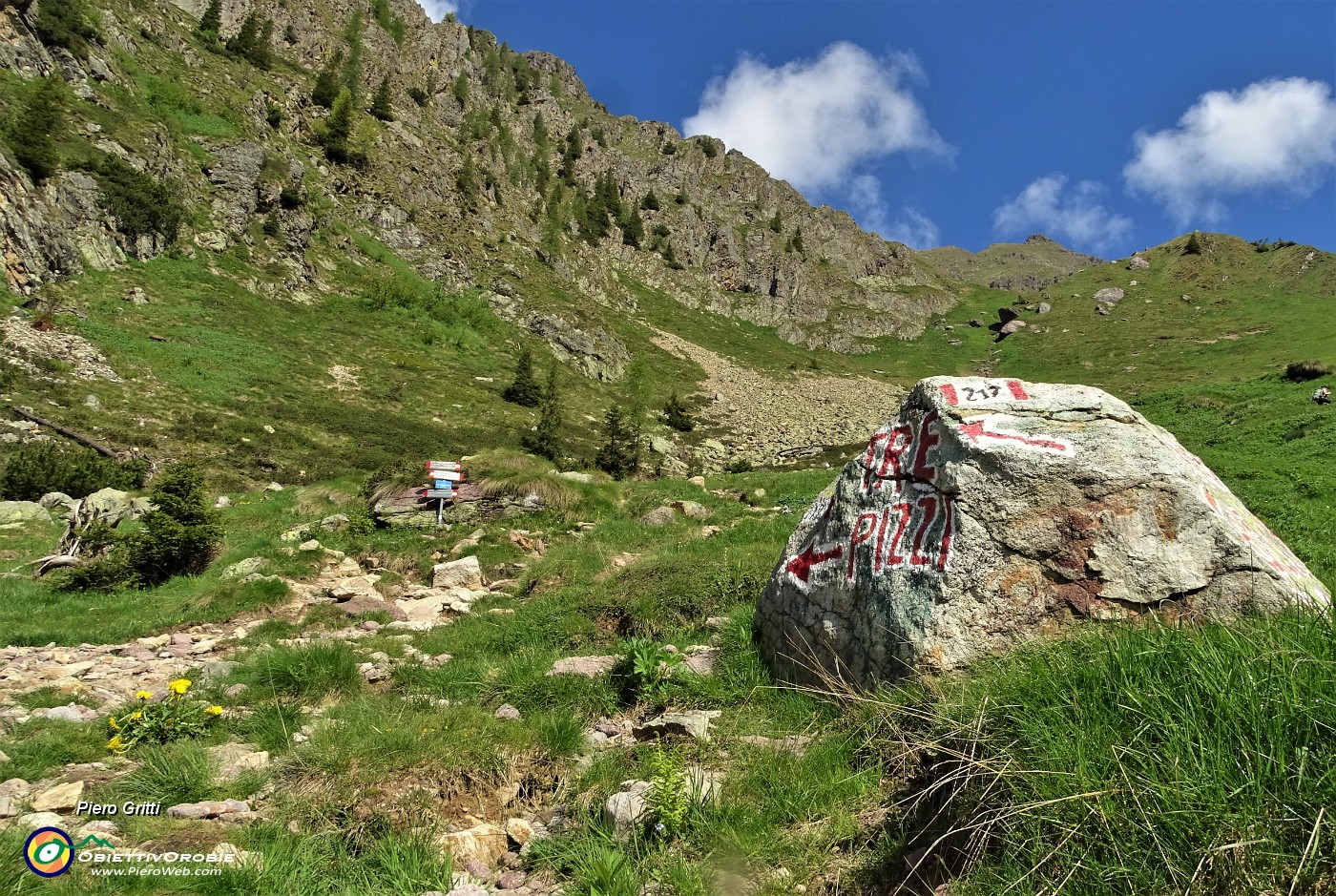 14 In pochi vanno ai Tre Pizzi, la maggioranza sale per i Laghi Gemelli... .JPG